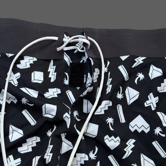 Catch Surf Performance Feel Patterned Black/White Boardshorts Size 30 GUC - Picture 3 of 7